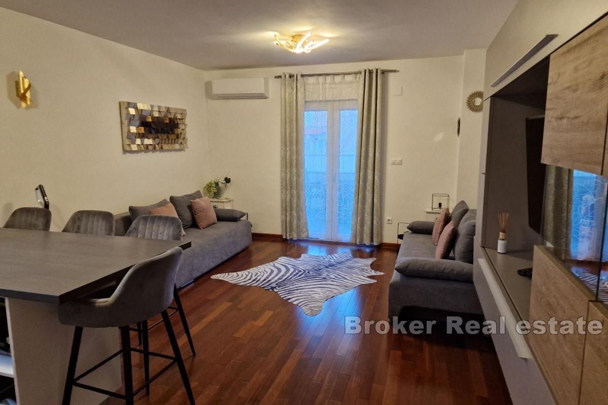 Modern lägenhet med pool