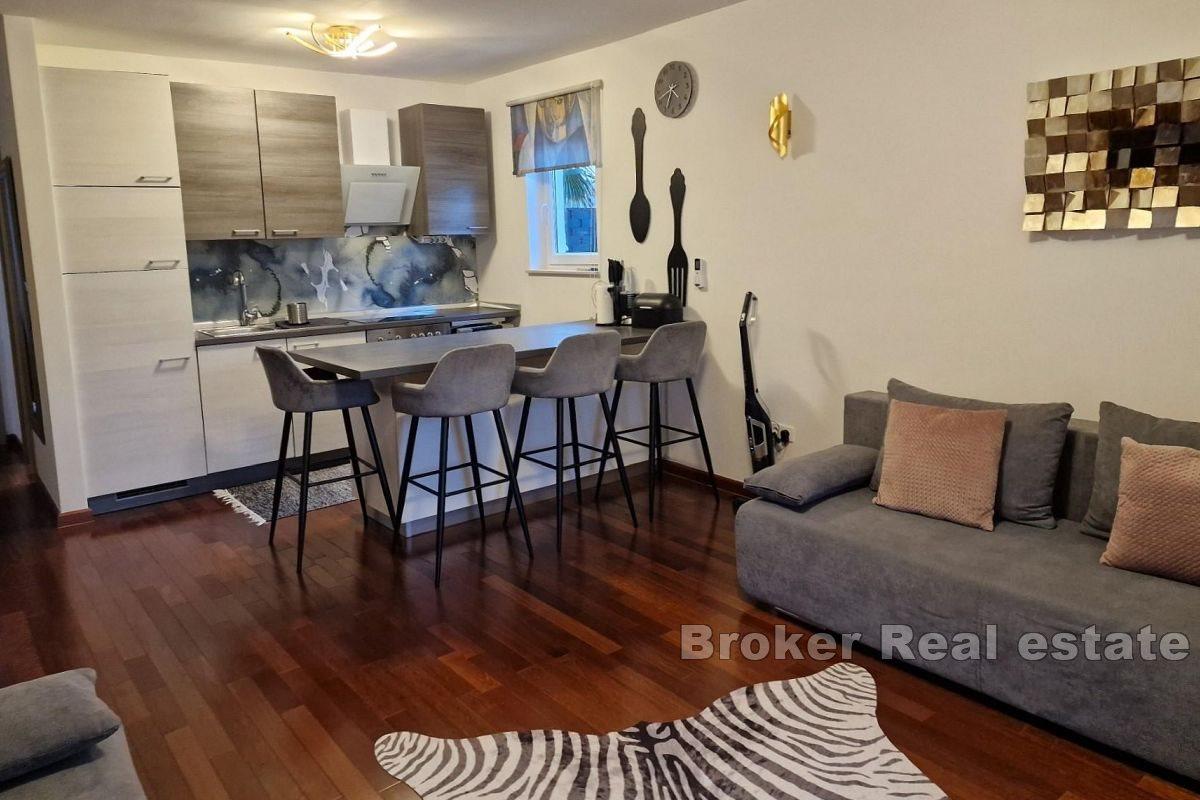 Современная квартира с бассейном