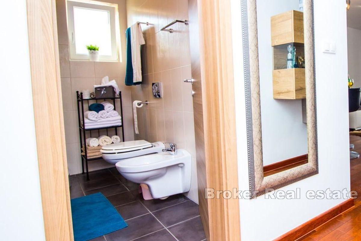 Современная квартира с бассейном