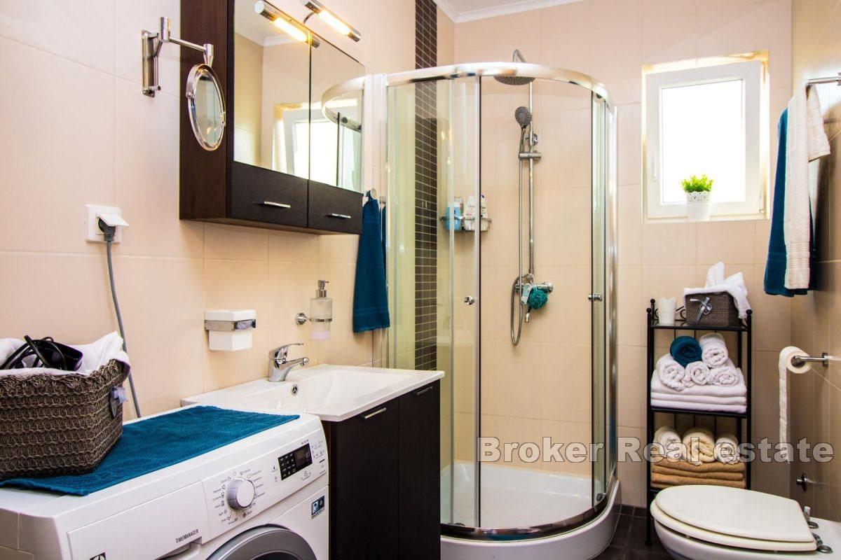 Modern lägenhet med pool