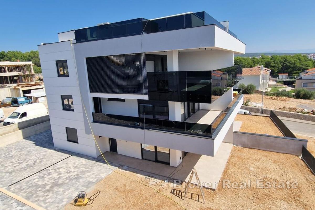 Moderne leilighet med hage