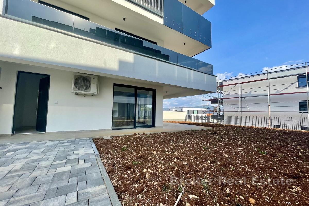Moderne leilighet med hage