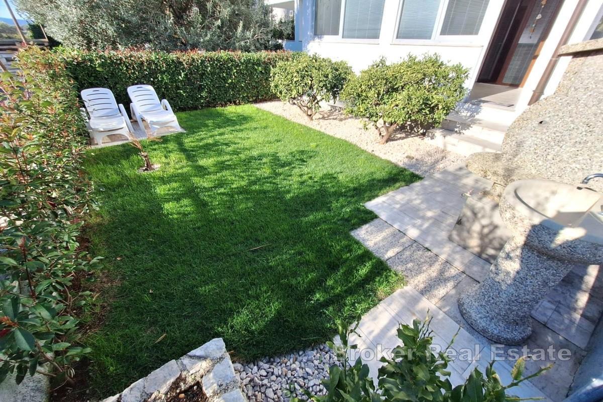 Appartamento con giardino e vista mare