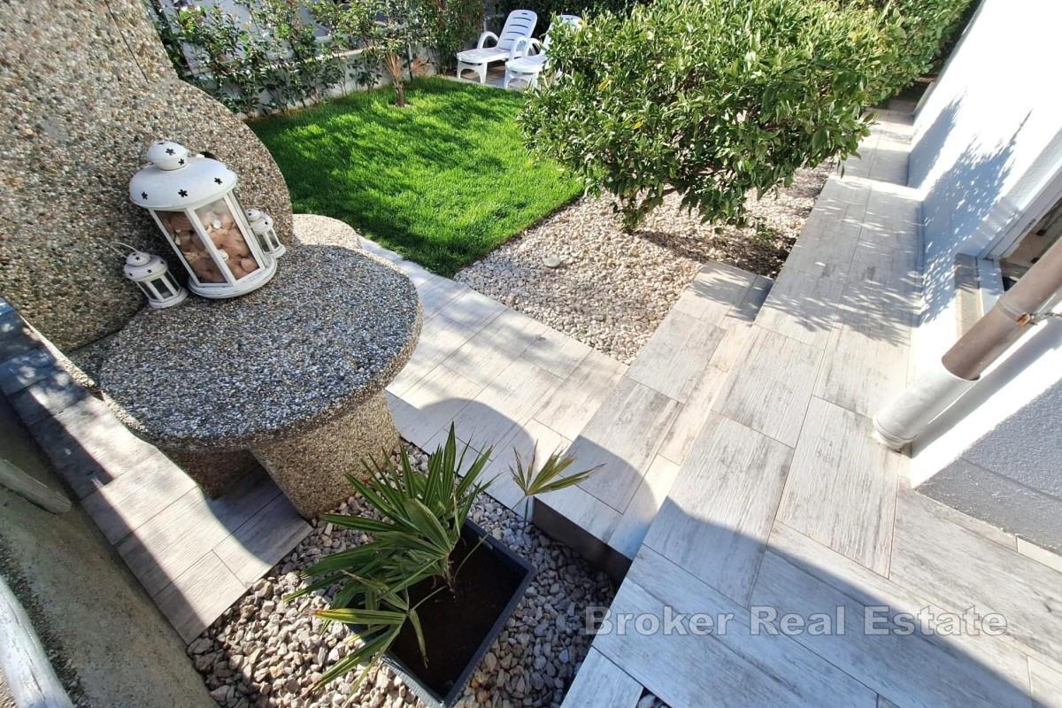 Appartamento con giardino e vista mare