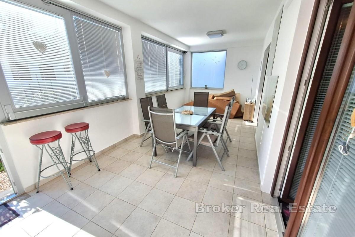 Apartman s vrtom i pogledom na more