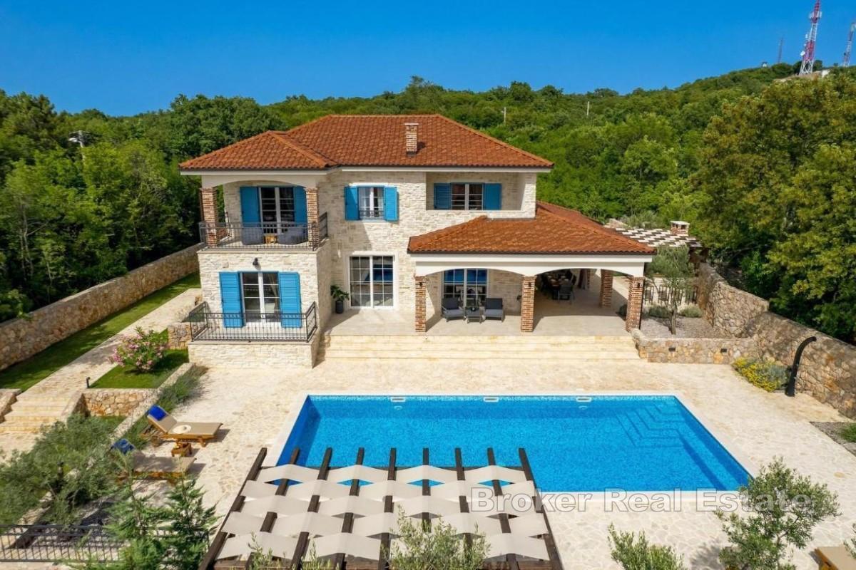 Villa di lusso con piscina in posizione tranquilla