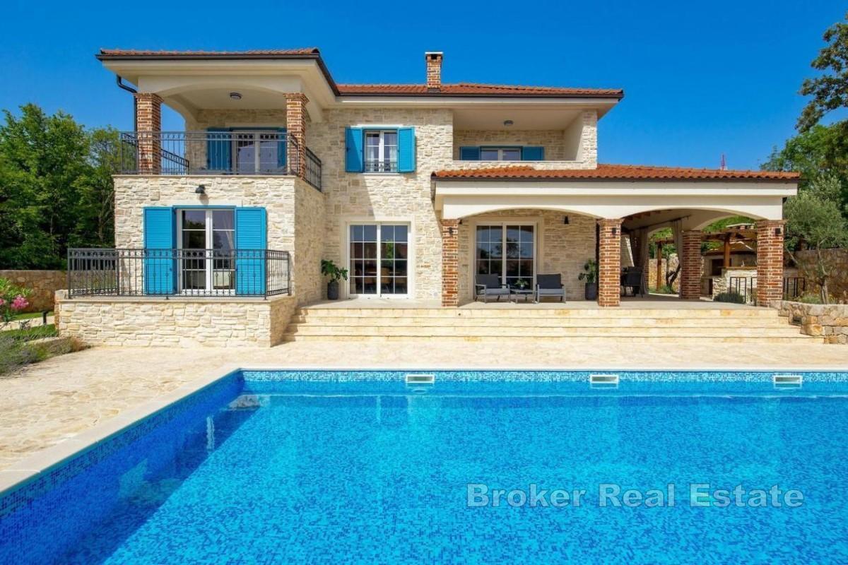 Luxusní vila s bazénem v klidné lokalitě