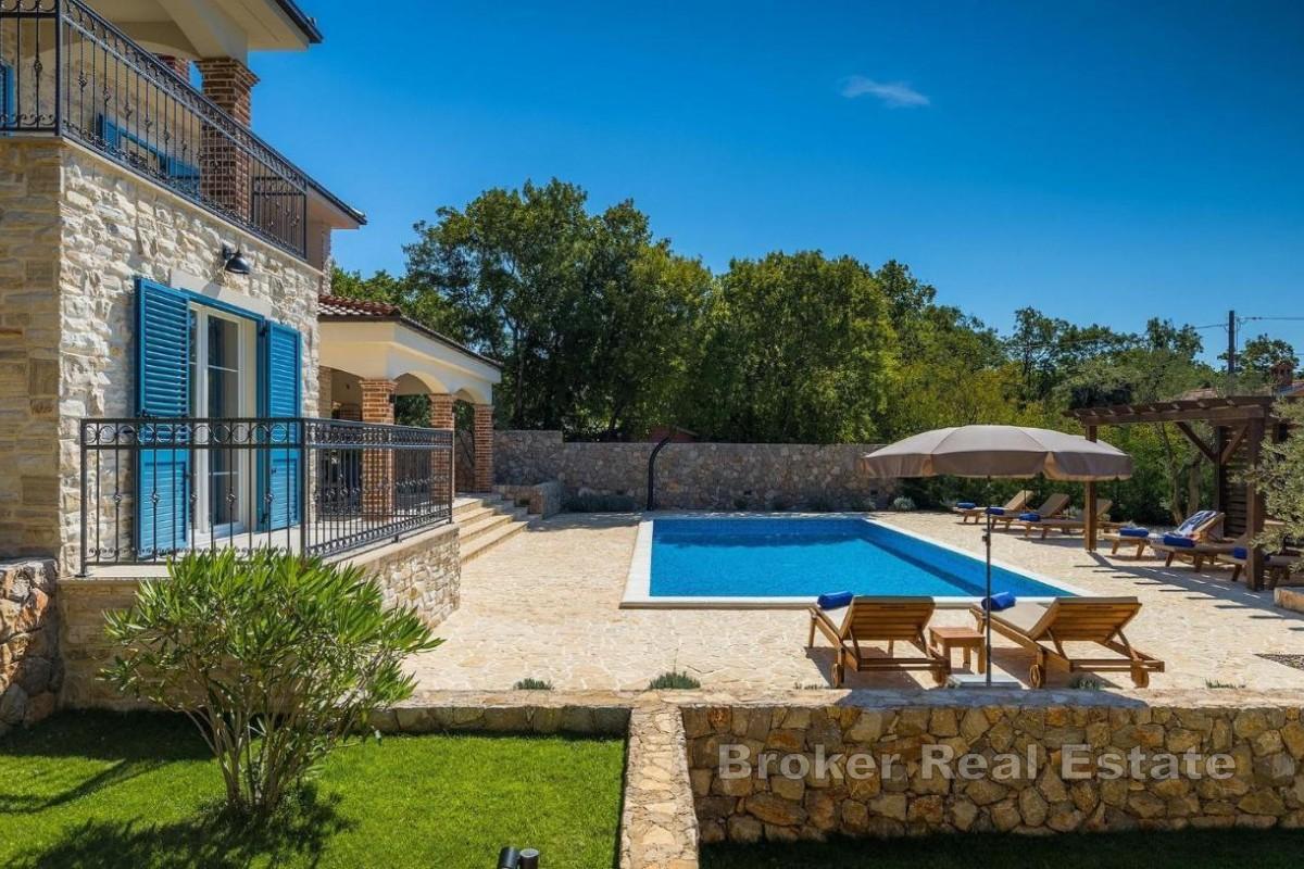 Luxusní vila s bazénem v klidné lokalitě