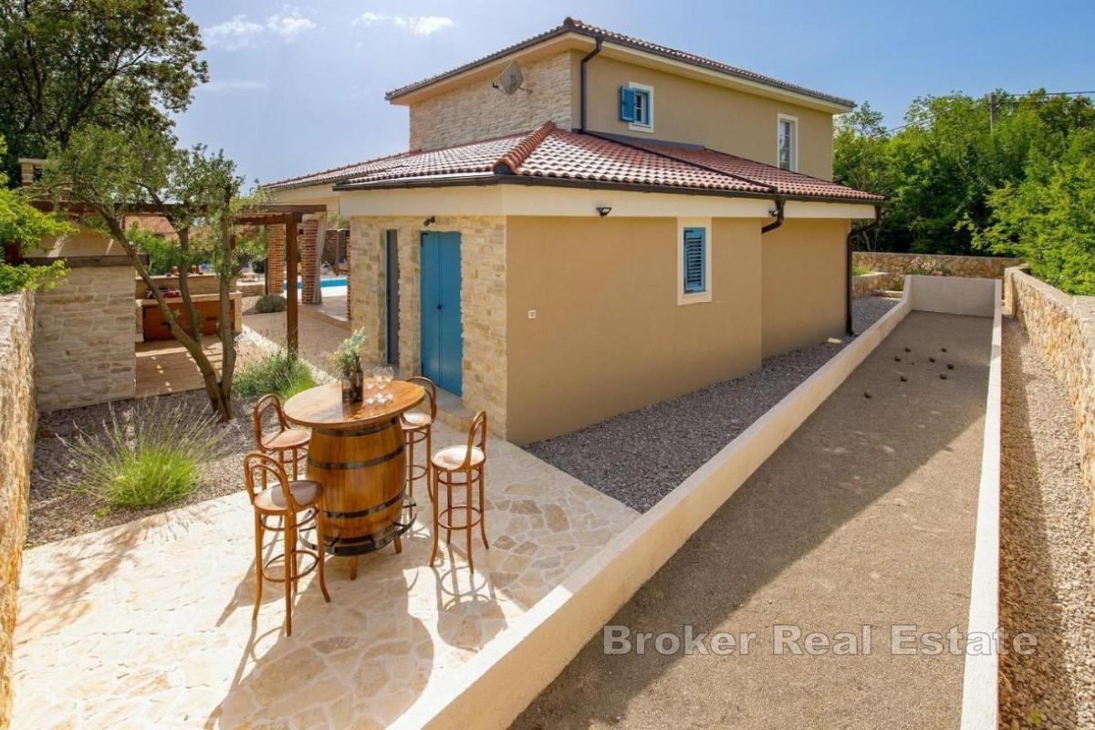 Luxusní vila s bazénem v klidné lokalitě