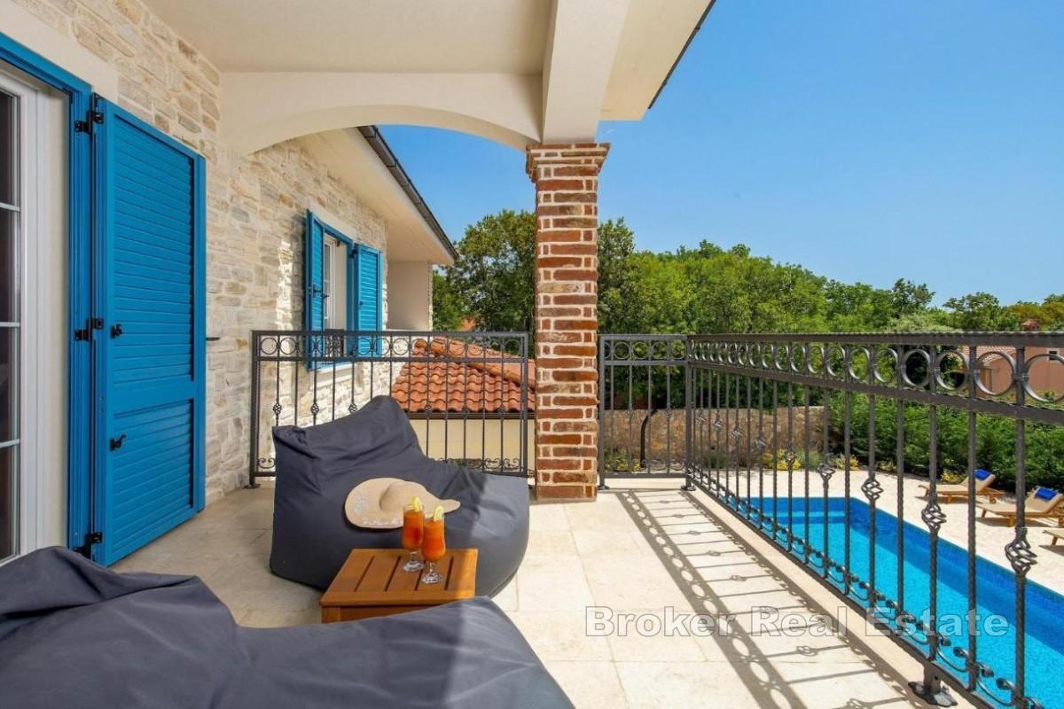 Villa di lusso con piscina in posizione tranquilla