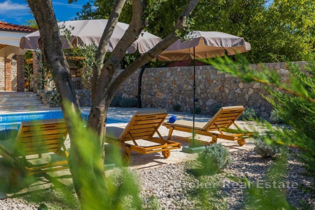 Luxusní vila s bazénem v klidné lokalitě