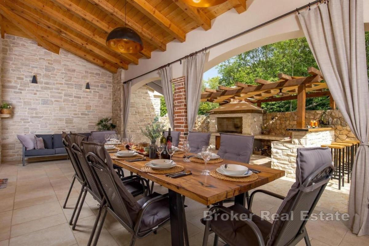 Luxusní vila s bazénem v klidné lokalitě