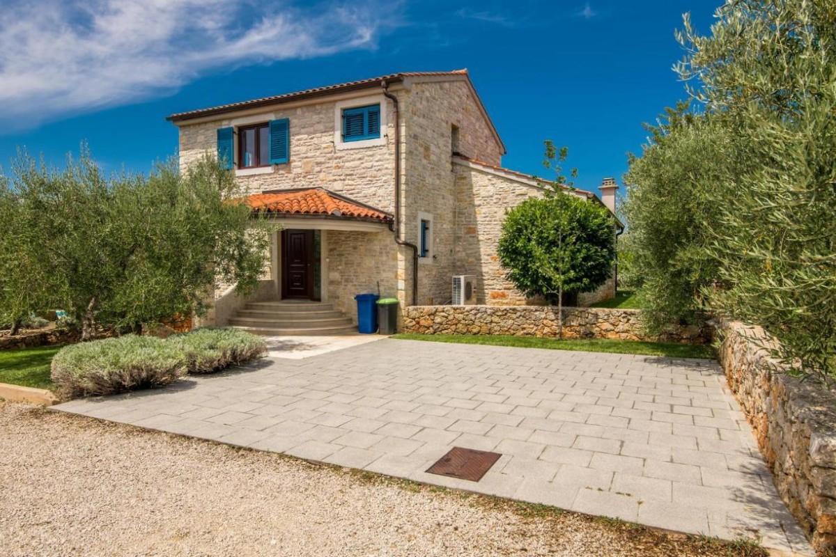 001-1021-27-Krk-Luxurious-villa-with-a-pool-and-sea-view-for-sale