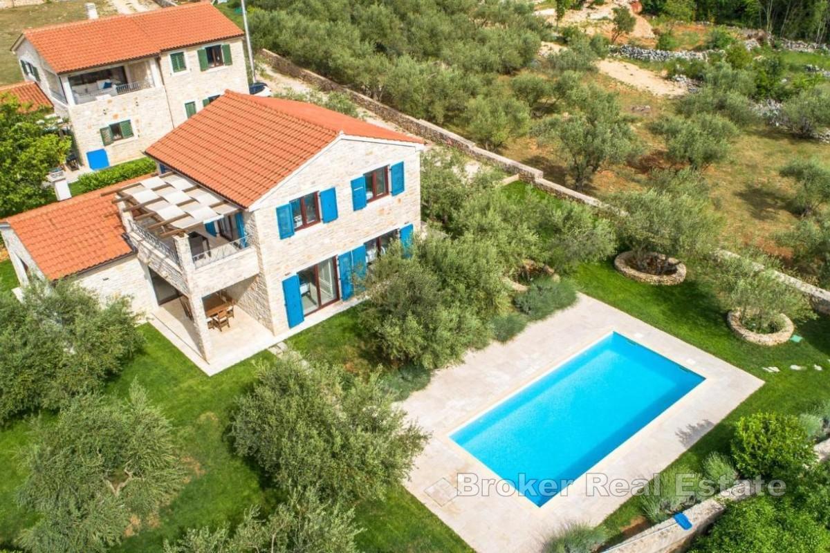 Luxusní vila s bazénem a výhledem na moře