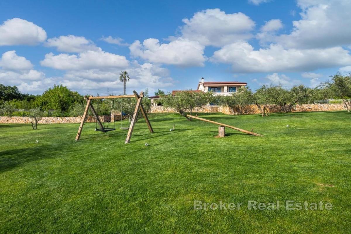 Luxusvilla mit Pool und Meerblick