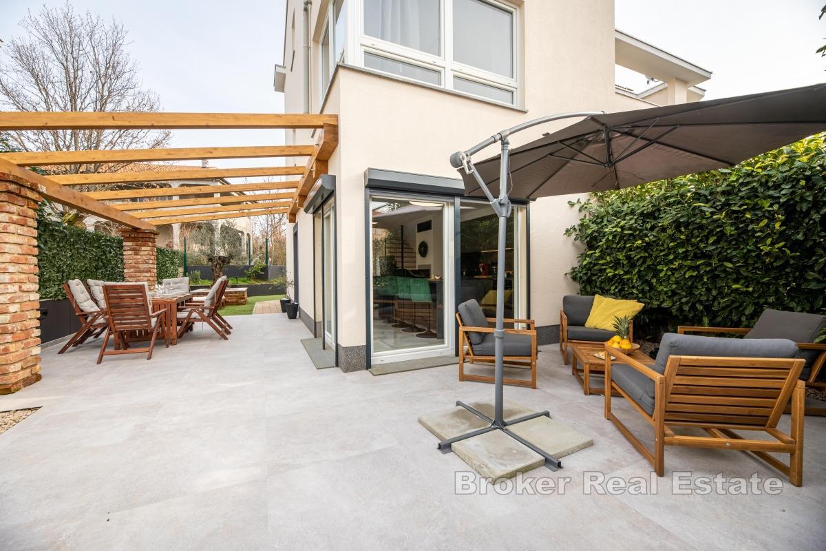 Hus med trädgård och havsutsikt