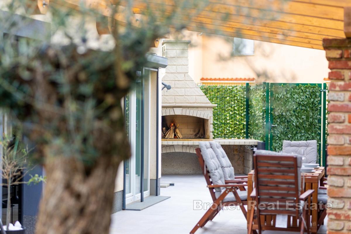 Hus med trädgård och havsutsikt