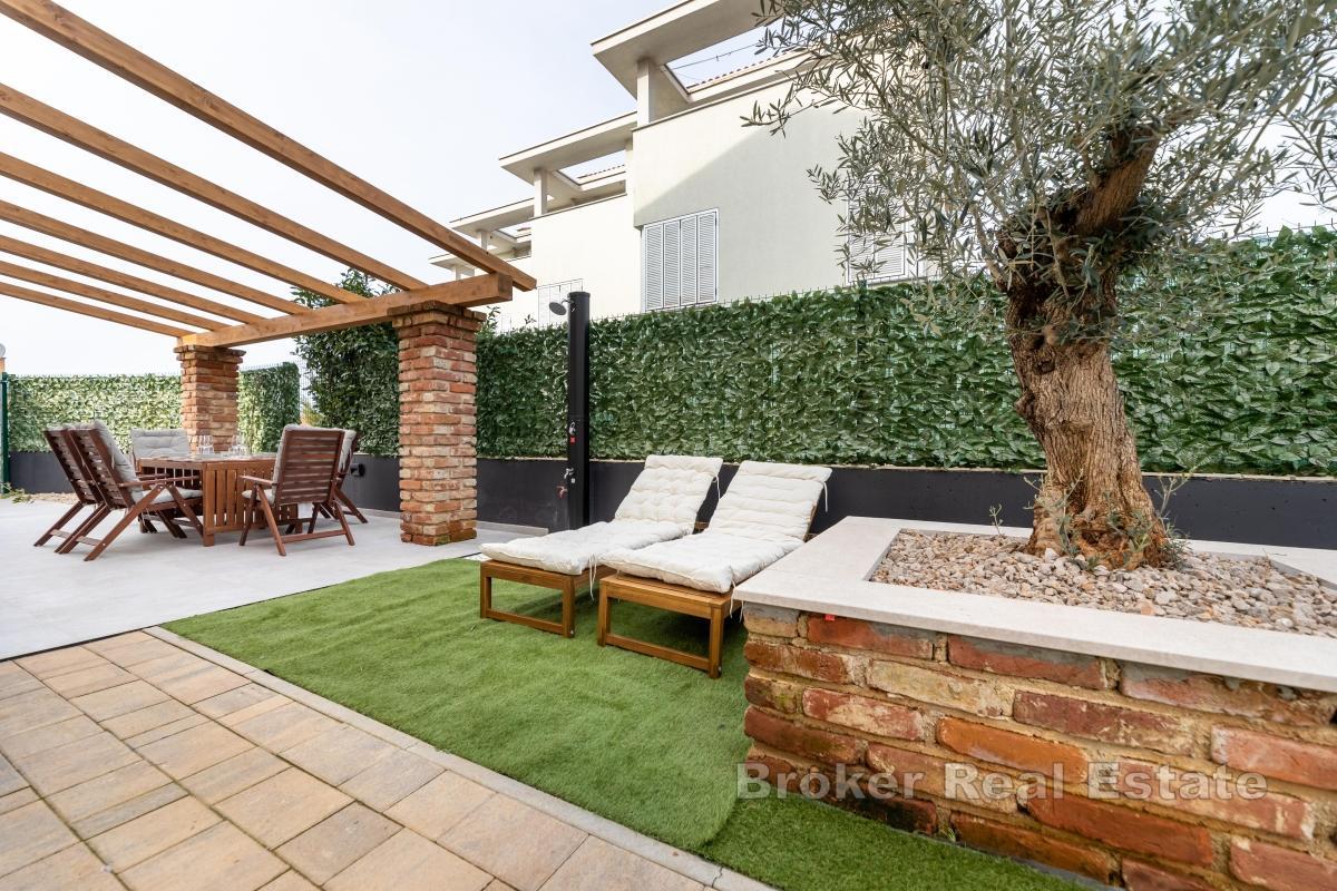 Hus med trädgård och havsutsikt