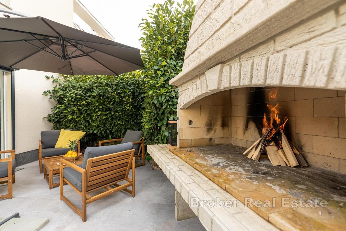 Hus med trädgård och havsutsikt