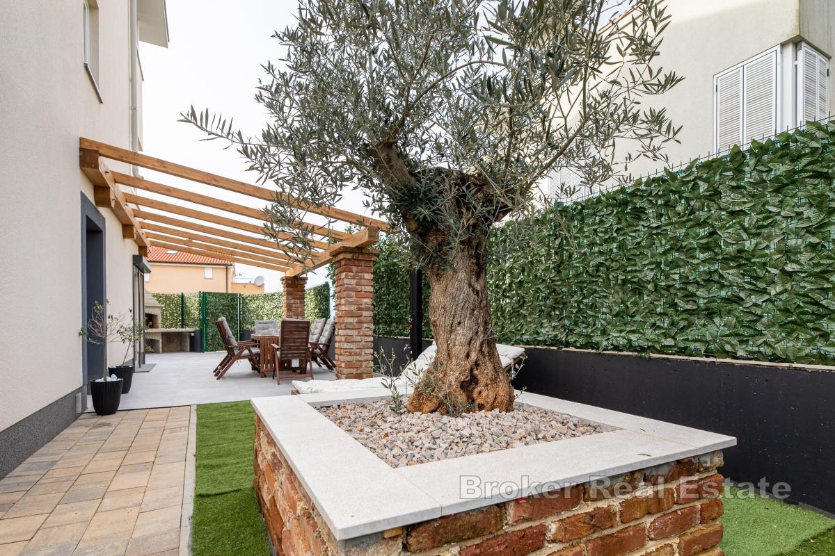 Hus med trädgård och havsutsikt