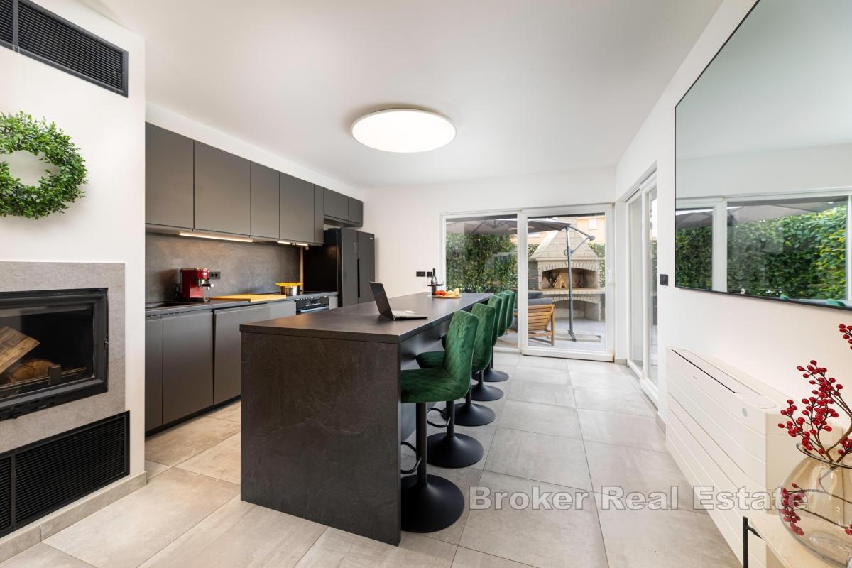 Hus med trädgård och havsutsikt