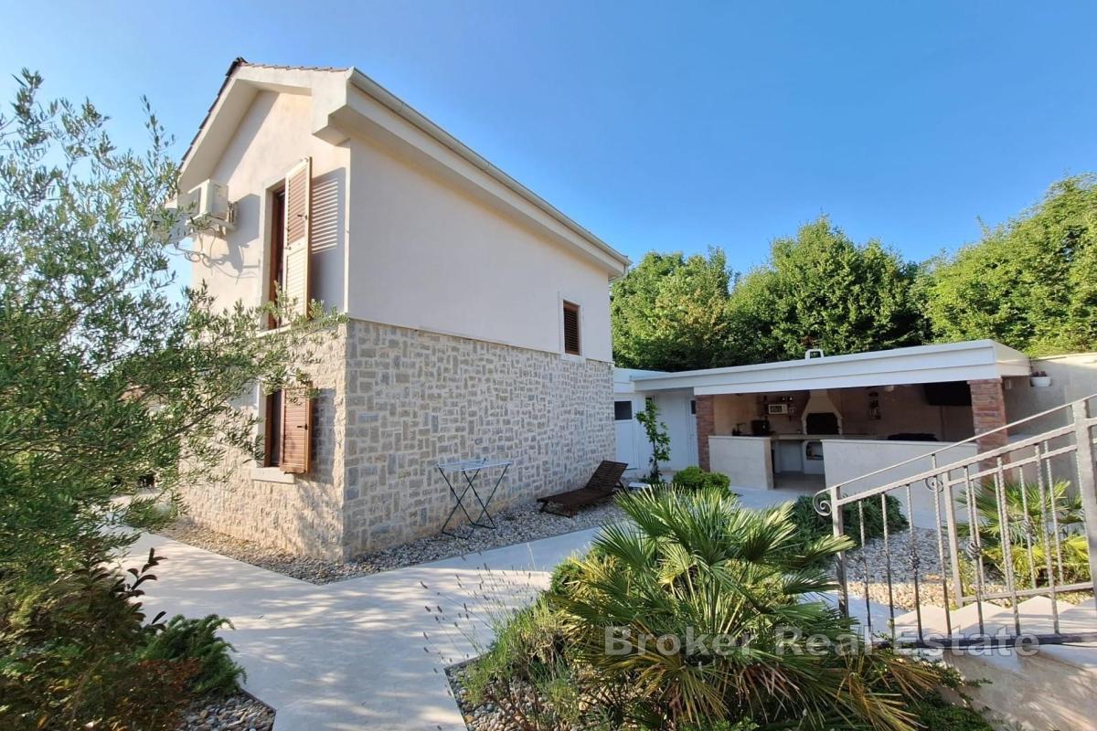 Hus med pool i lugnt läge