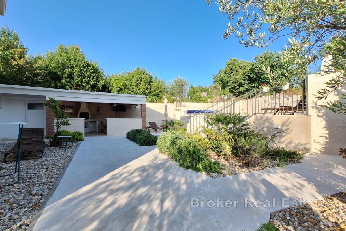 Dům s bazénem v klidné lokalitě