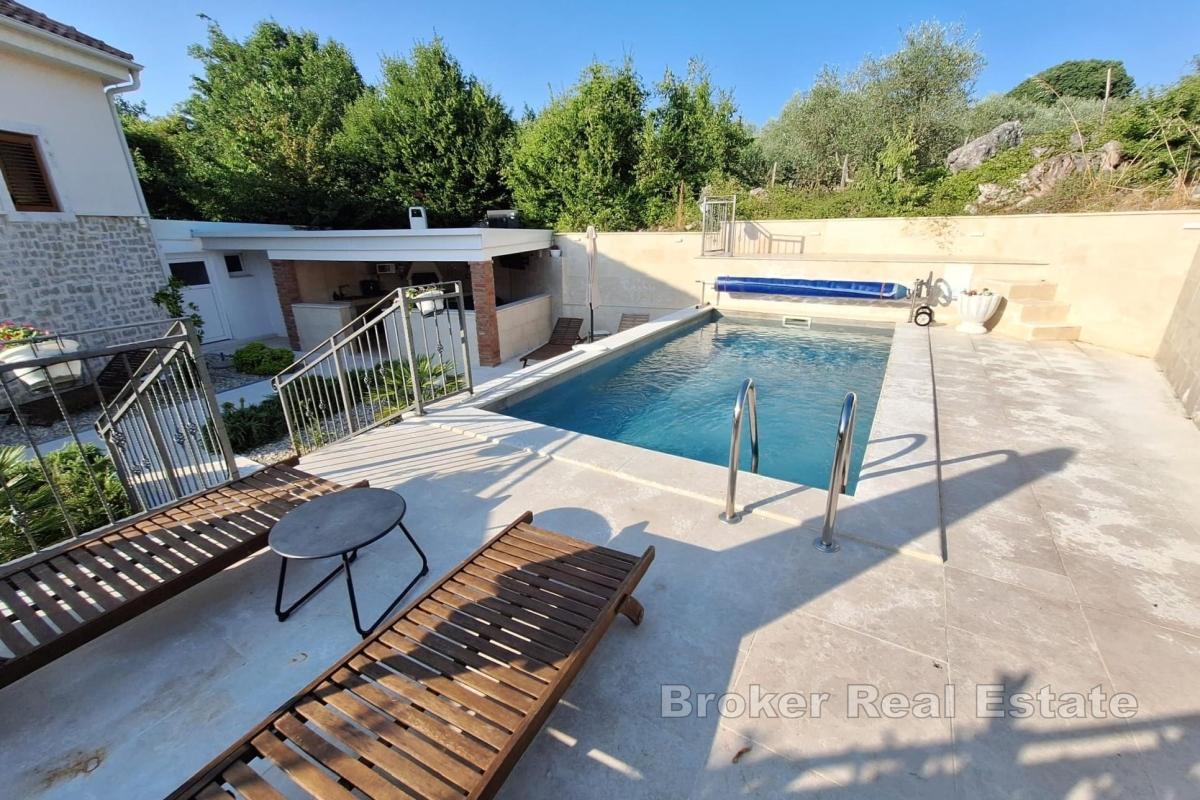 Dům s bazénem v klidné lokalitě