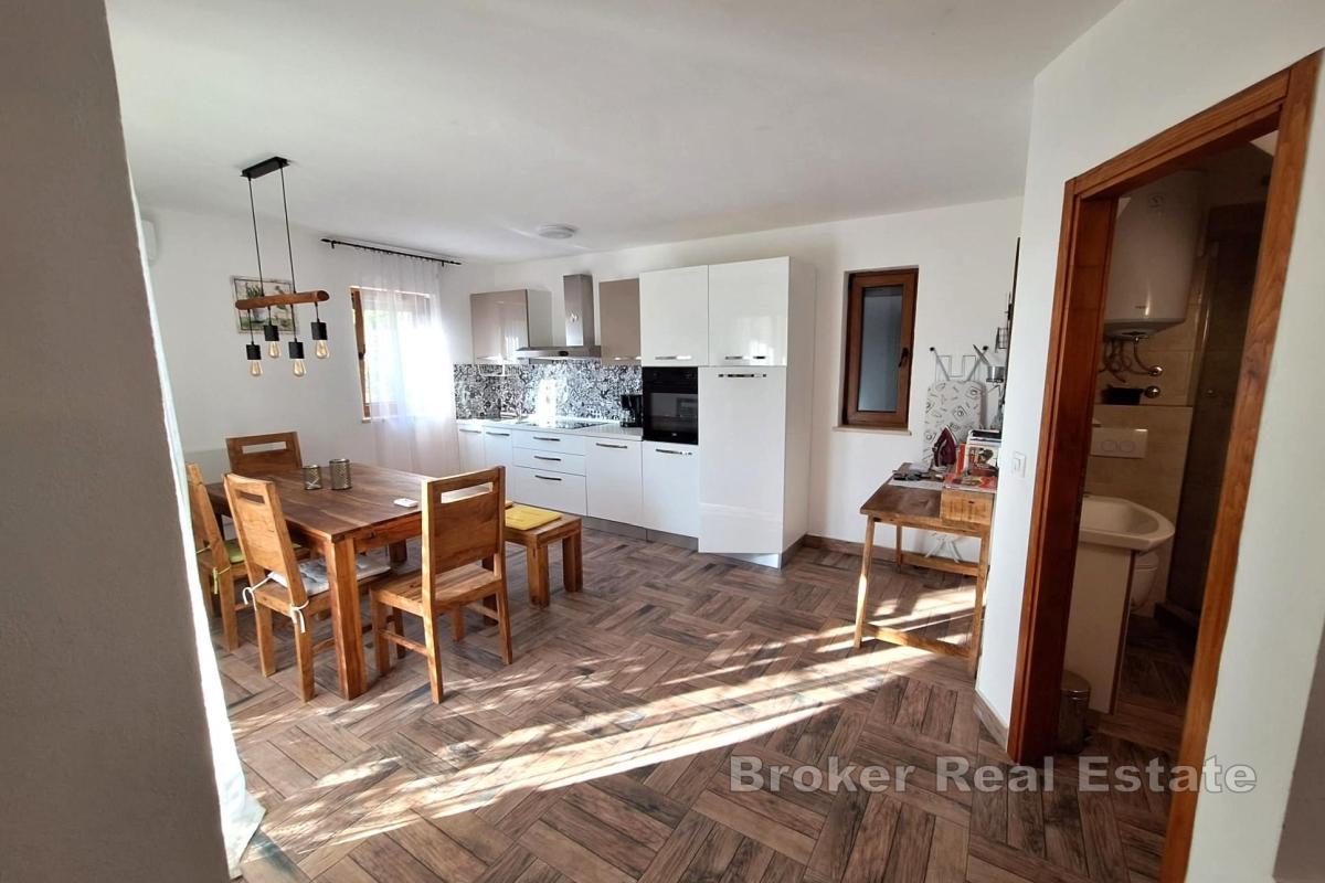 Hus med pool i lugnt läge