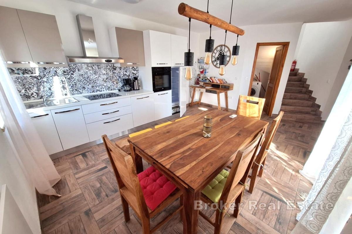 Hus med pool i lugnt läge