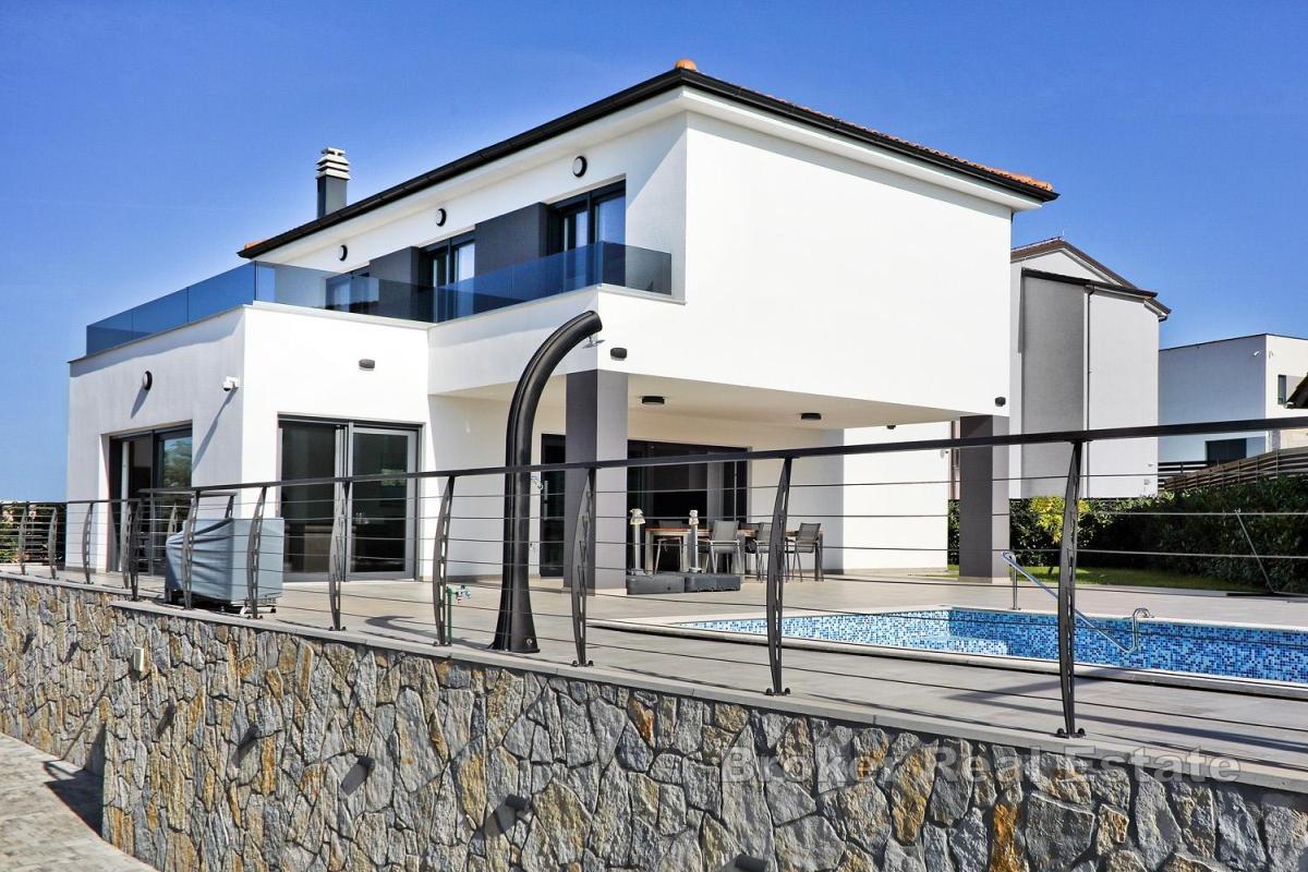 Moderne villa med havutsikt