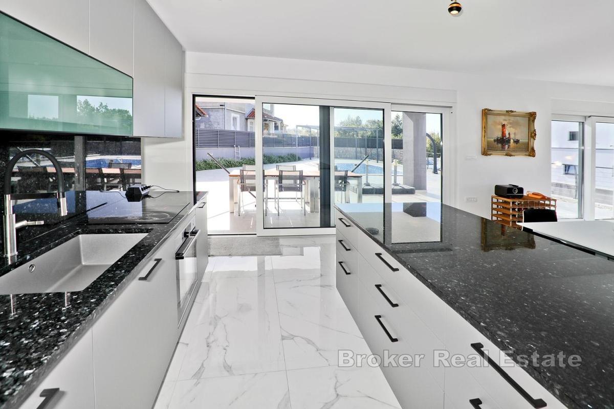 Modern villa med havsutsikt