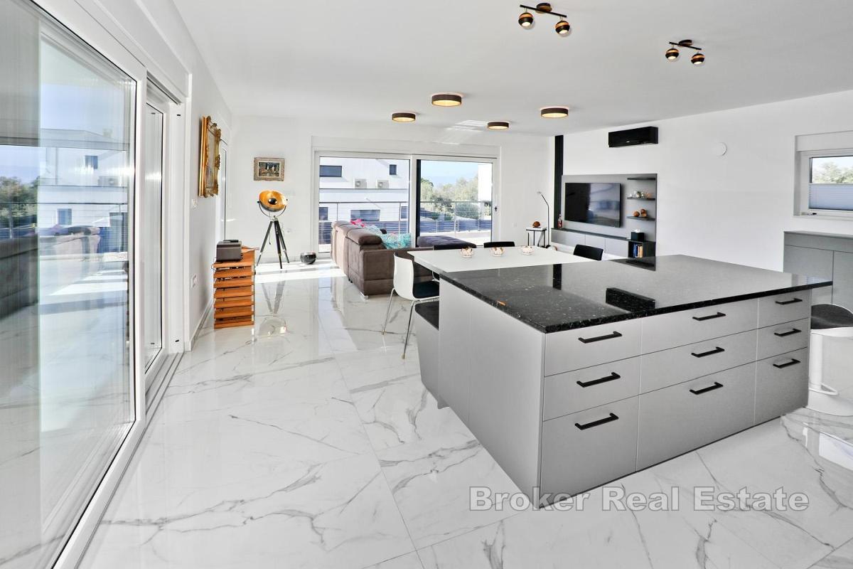 Modern villa med havsutsikt