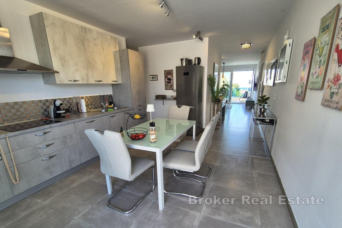 Lägenhet med pool och havsutsikt