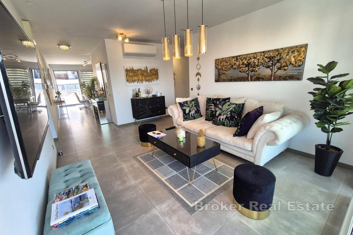 Lägenhet med pool och havsutsikt