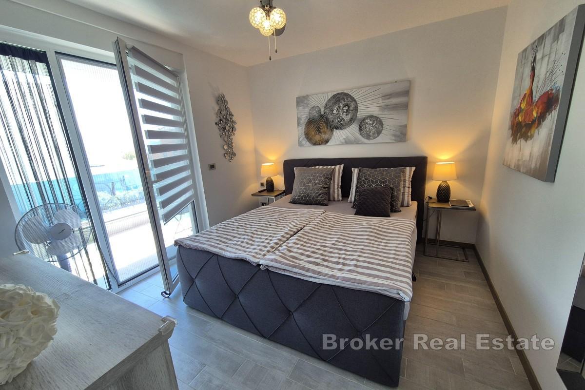 Leilighet med basseng og havutsikt