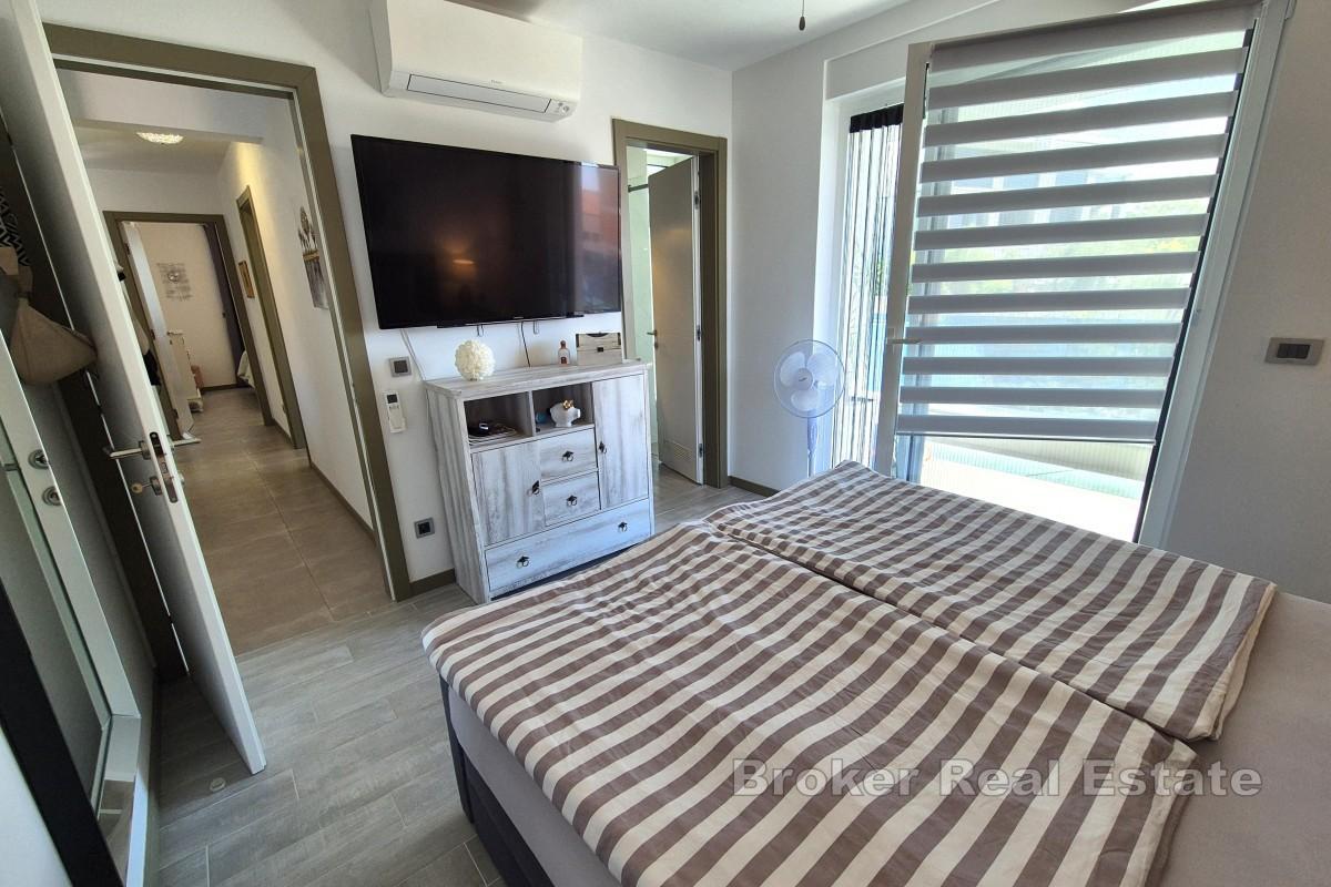 Leilighet med basseng og havutsikt