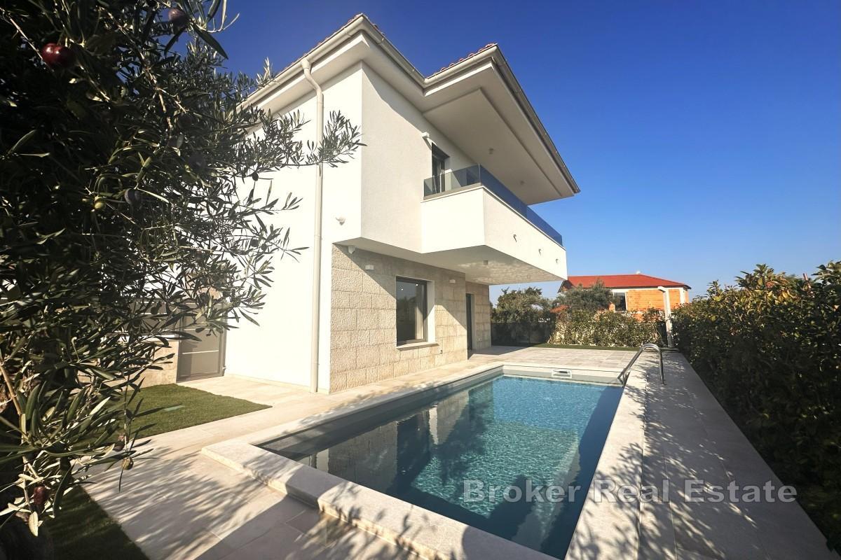 Moderna dvojna kuća s bazenom