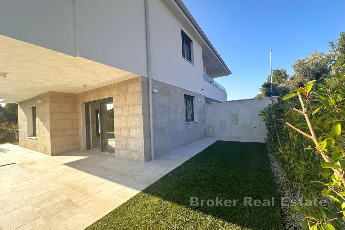 Moderna dvojna kuća s bazenom