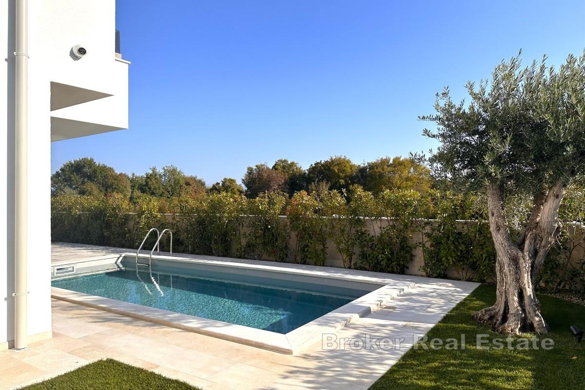 Moderna dvojna kuća s bazenom