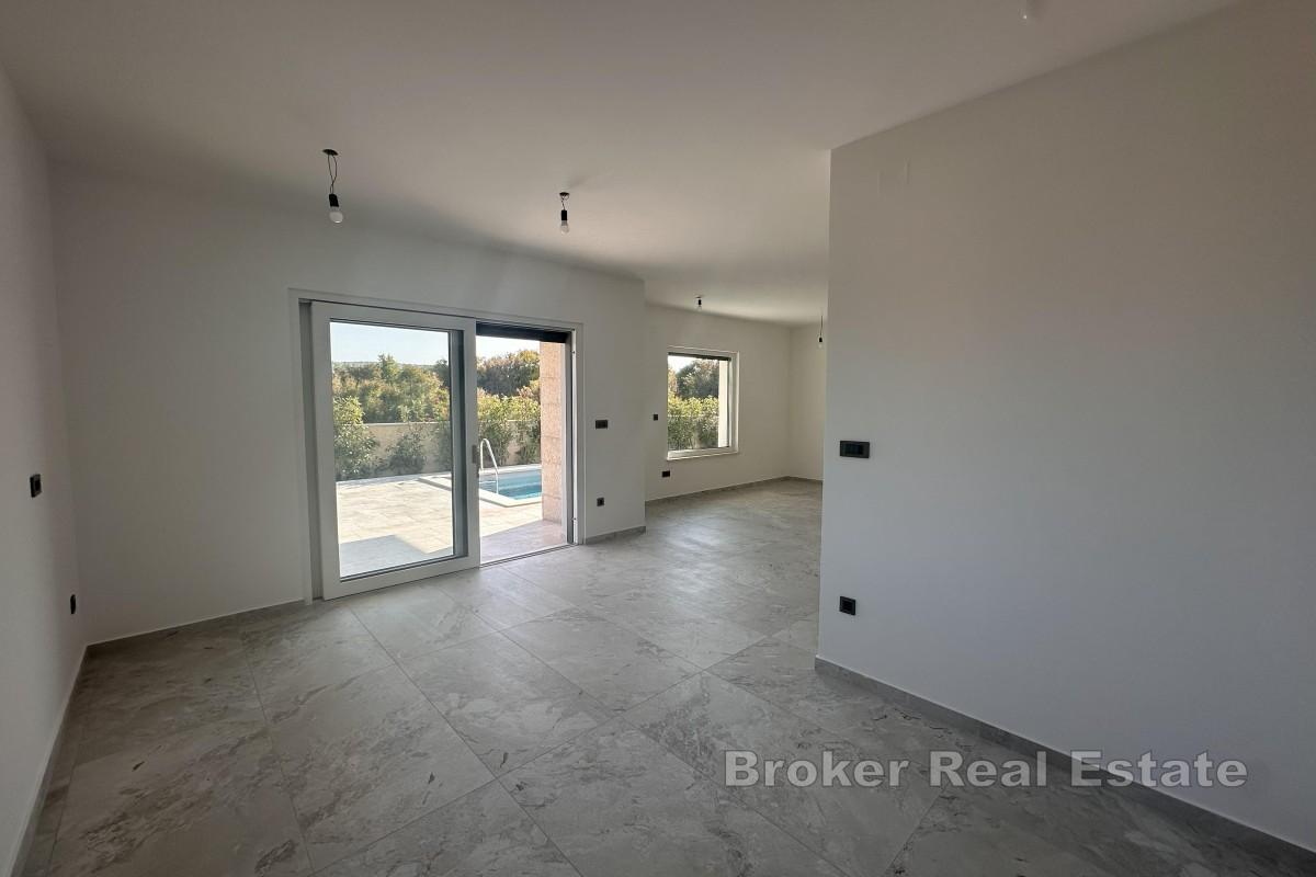 Современный двухквартирный дом с бассейном