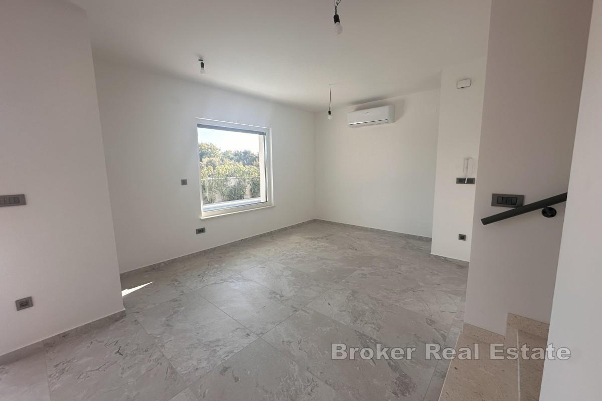 Moderna dvojna kuća s bazenom