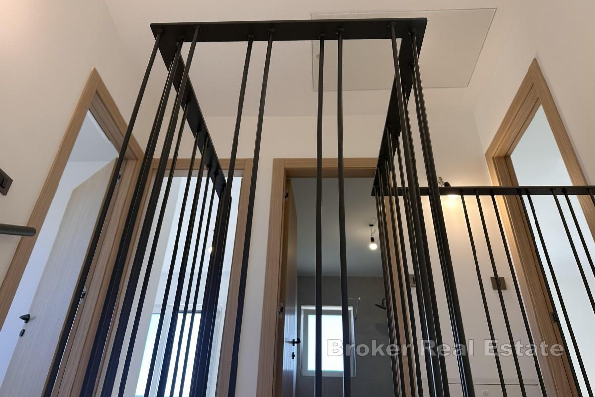 Moderna dvojna kuća s bazenom