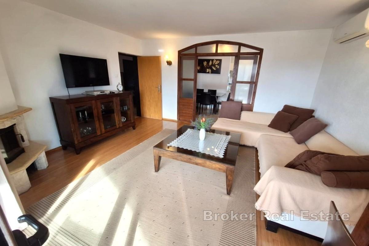 Enebolig med svømmebasseng nær sjøen