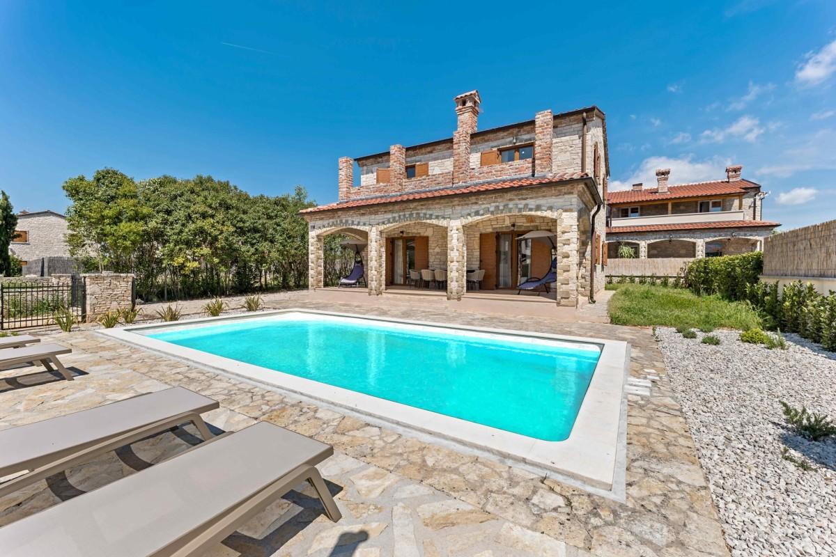 001-1021-42-Pazin-Stone-villa-with-heated-pool-for-sale