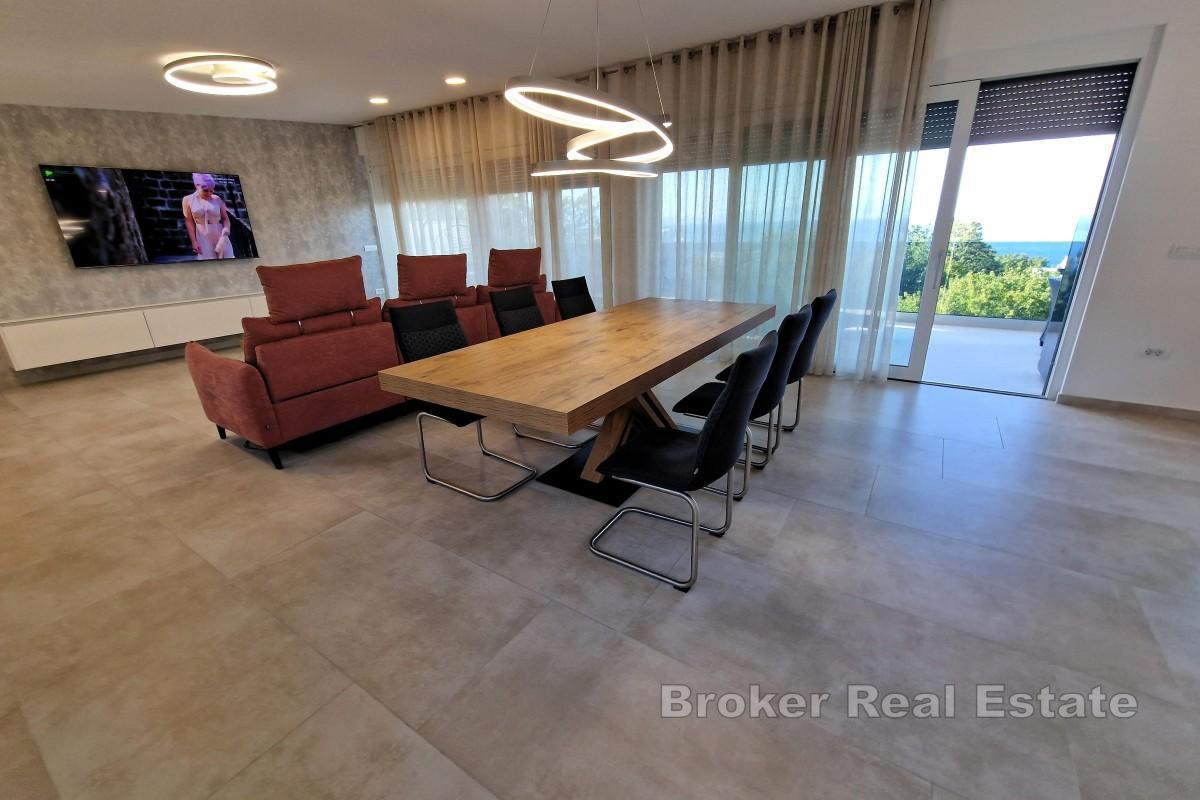 Takvåning med havsutsikt och pool