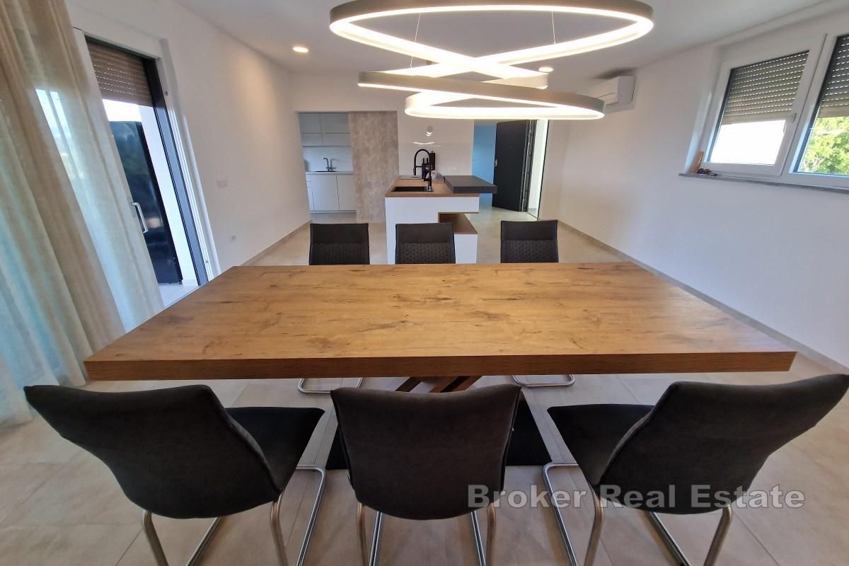 Takvåning med havsutsikt och pool