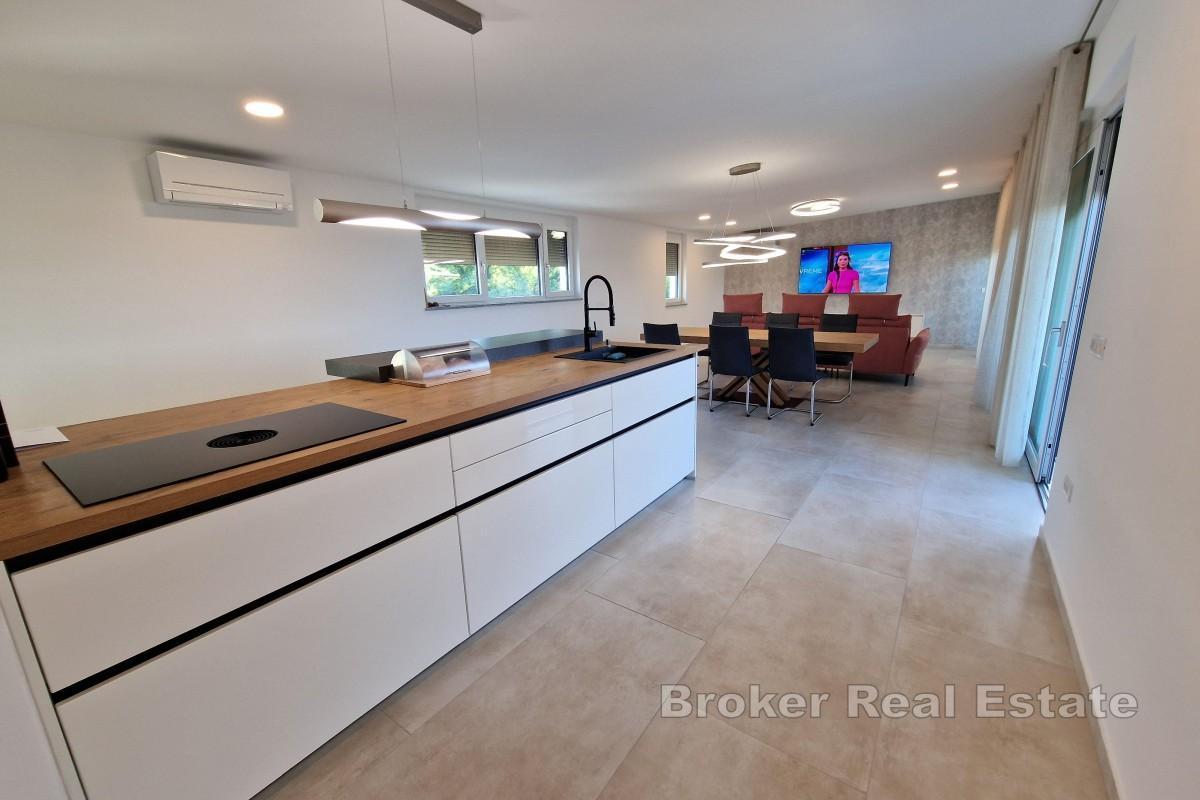 Penthouse s pogledom na more i bazenom