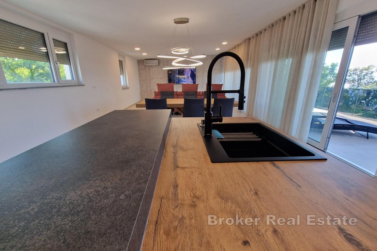 Penthouse s pogledom na more i bazenom