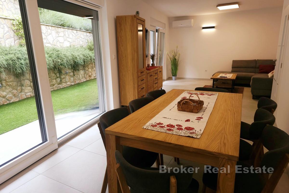 Modernes Doppelhaus im Zentrum von Malinska